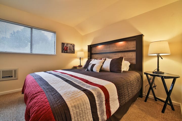 Chumba cha kulala cha ghorofani chenye madirisha yanayoelekea uani