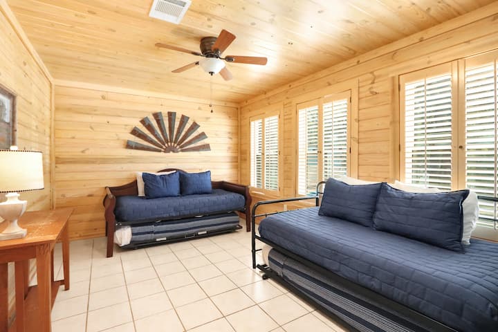 בחדר שינה 3 יש שתי מיטות מתקפלות