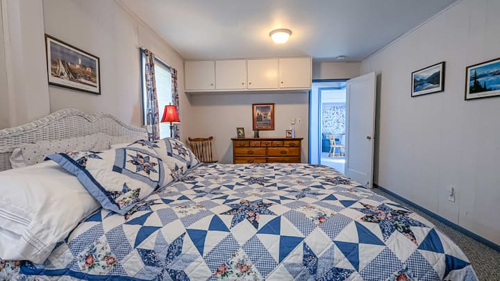 Dormitorio en el piso principal con cama tamaño Queen.