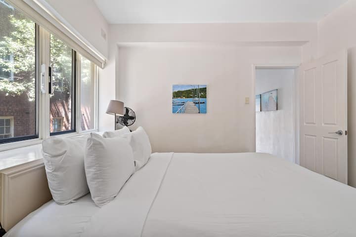The Opera View - Luxury Waterfront apartment with postcard views of Sydney Harbour Bridge and Opera House
