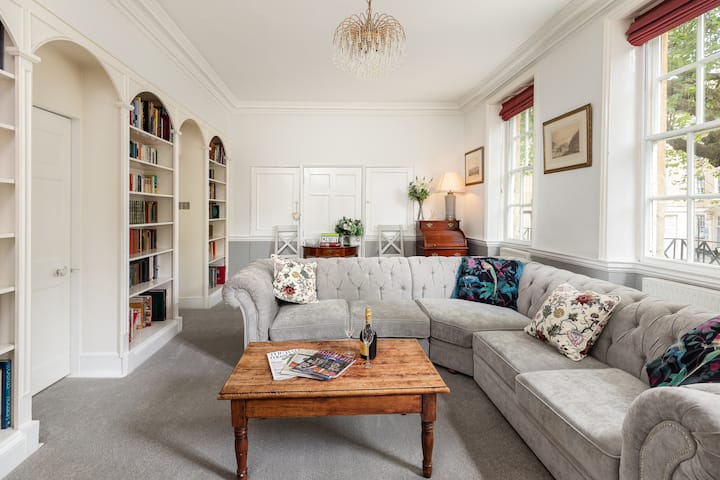 City Centre Georgian house-Roman Baths-2 min walk