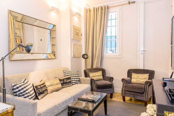 Chumba cha kukaa chenye starehe ni sehemu nzuri ya kupumzika.