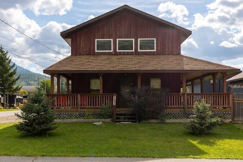 10 Minute Walk to Downtown Fernie. Hot Tub