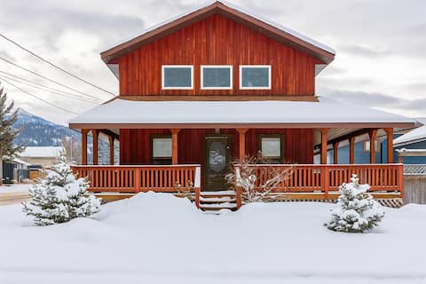 10 Minute Walk to Downtown Fernie. Hot Tub