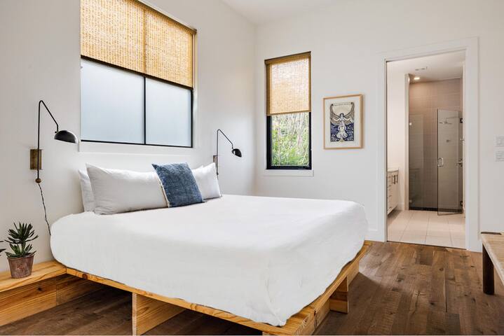 Modern Farmhouse + Walk to SOCO – Marfa Modern! gallery image 4