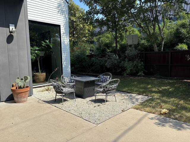 Modern Farmhouse + Walk to SOCO – Marfa Modern! gallery image 3