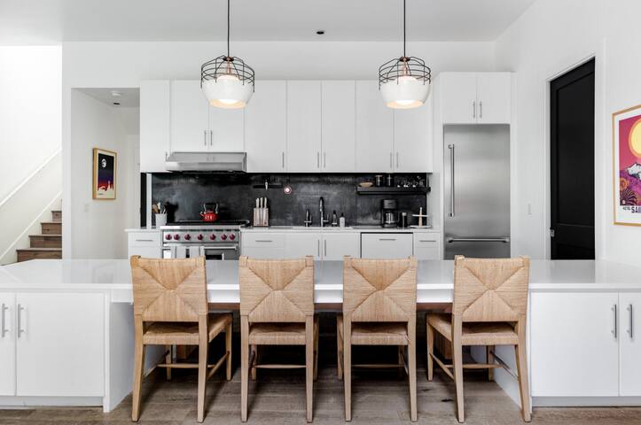 Modern Farmhouse + Walk to SOCO – Marfa Modern! gallery image 2