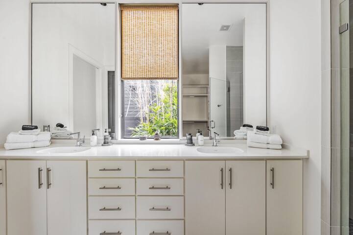 Modern Farmhouse + Walk to SOCO – Marfa Modern! gallery image 5