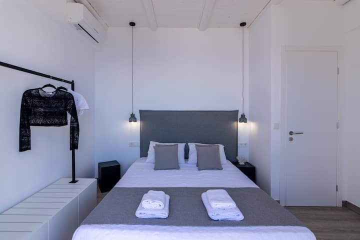 Dormitorio cómodo con una cama doble