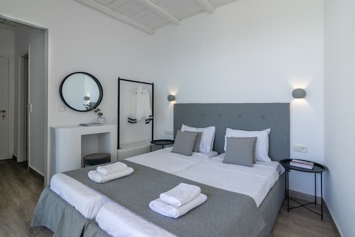Cómodo dormitorio con 2 camas individuales y un baño.