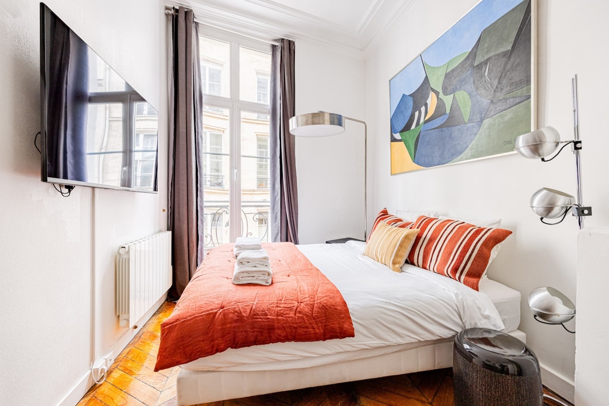 Luminous Studio Oasis Steps from The Louvre