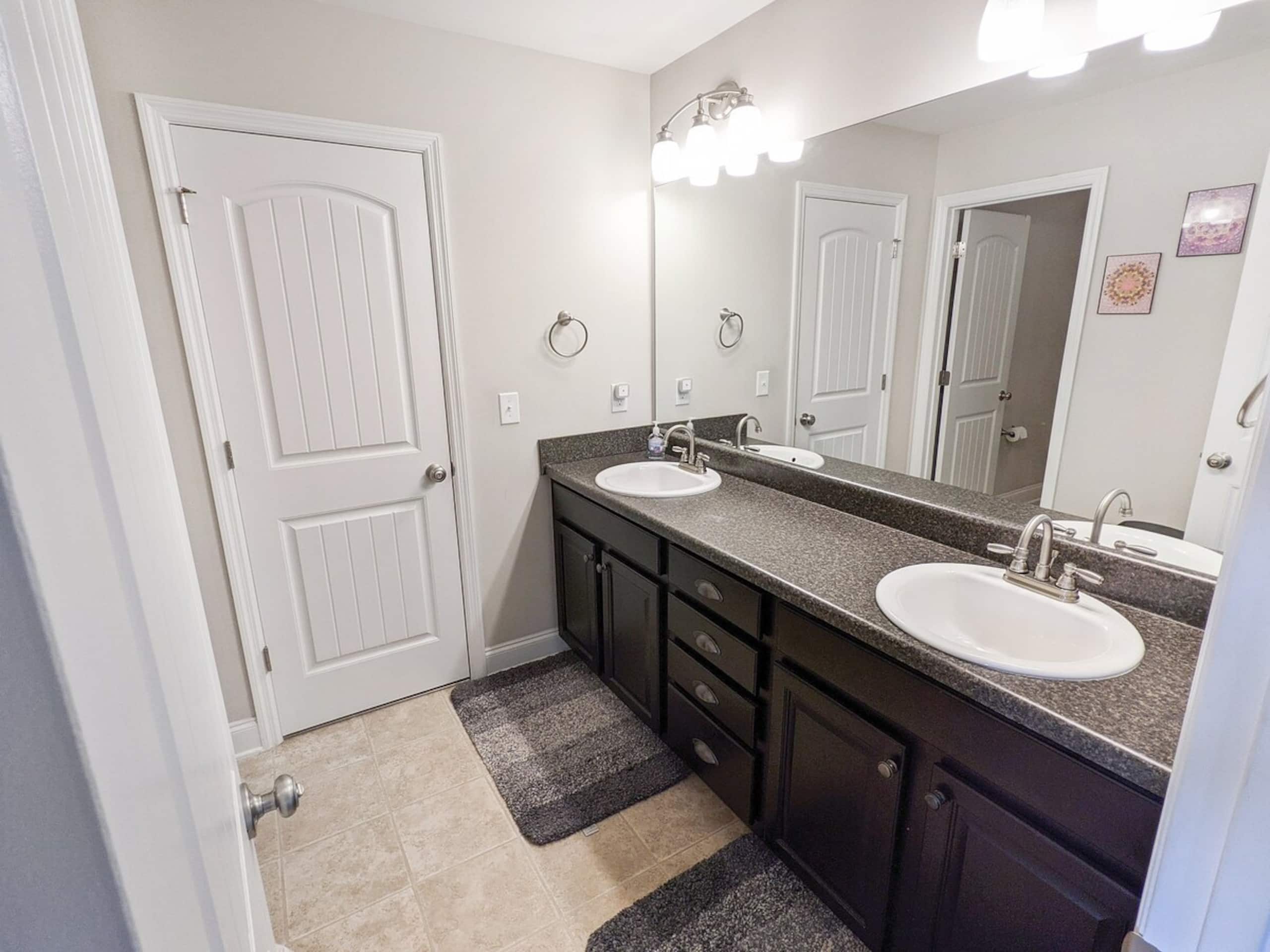 Royal Queen Suite - Quiet, Modern, Chic - Photo 4