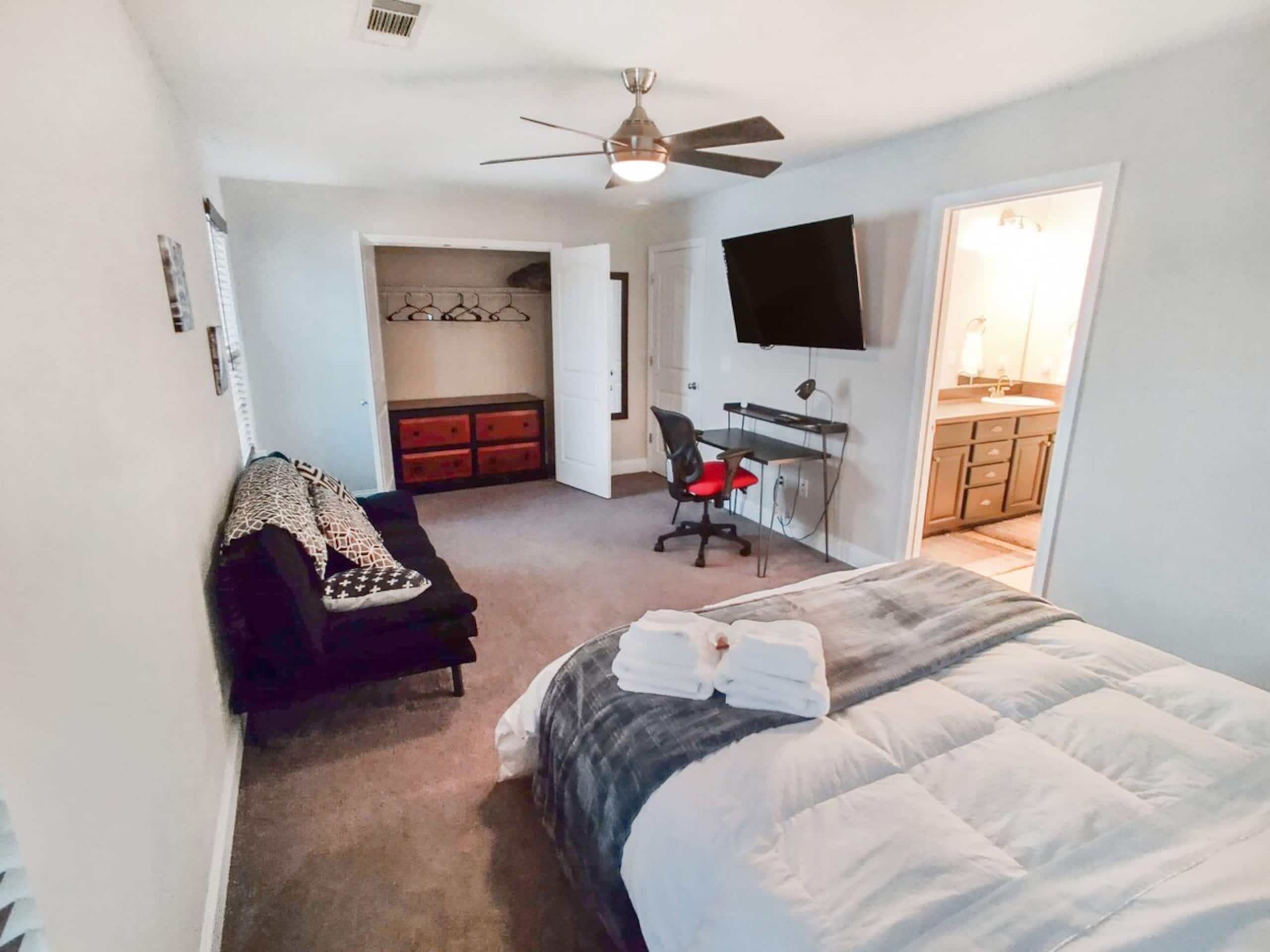 Royal Queen Suite - Quiet, Modern, Chic - Photo 3