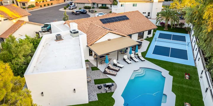 6 BR/5 BA Resort w/Pickleball court & Pool