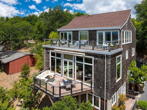 Luxe, Spacious, Stunning Views + Large Guest House