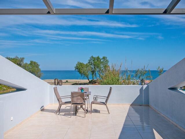 Blue oyster Beachfront villa, No car needed 1 gallery image 3