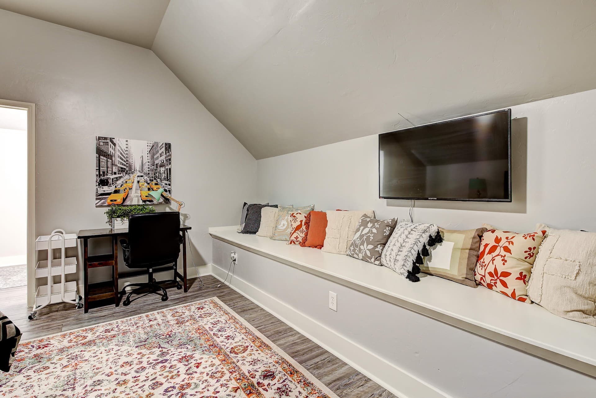 Indie Escape-2 in 1- stone’s throw to the Plaza