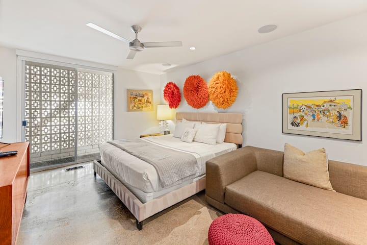 Izba a knižnica pre hostí s manželskou posteľou King