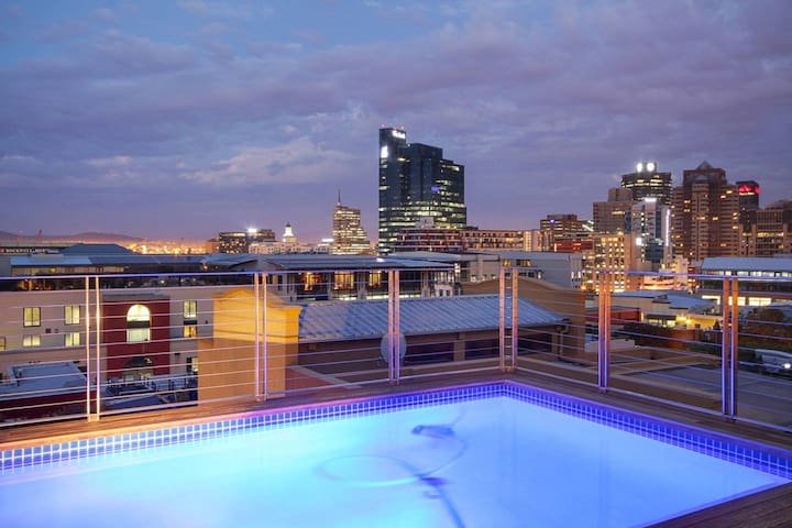 Modern Apartment in the De Waterkant w Rooftop Poo