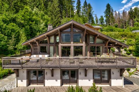 Luxurious Chalet with Panoramic Views & Hot Tub