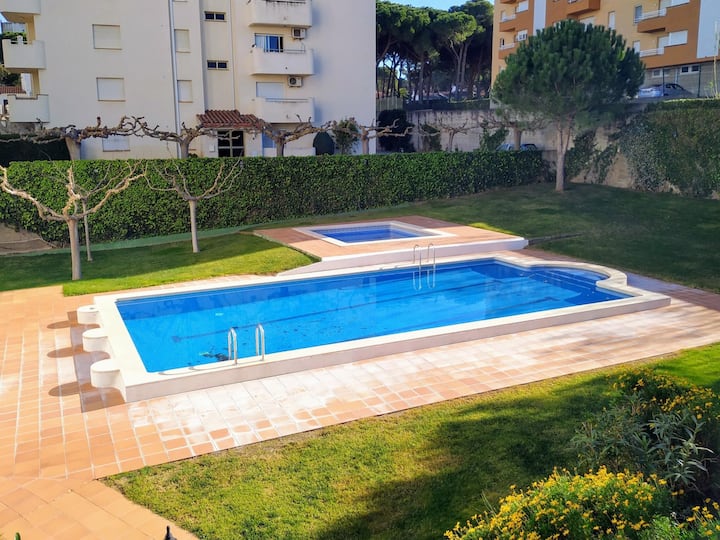 Escalet Raul: apartment less than 300m from the port of l'Escala, with pool