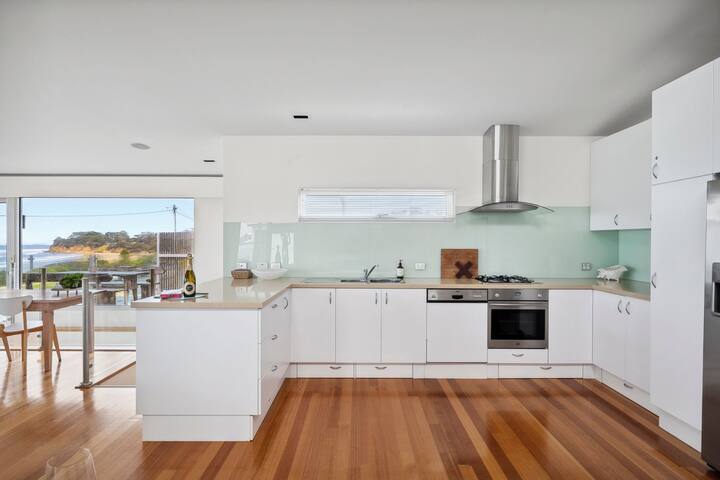 Beachfront Torquay I Ocean Views gallery image 4