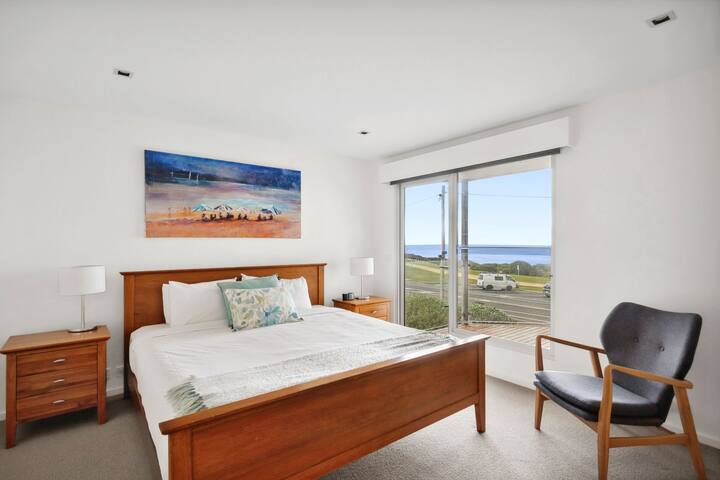 Beachfront Torquay I Ocean Views gallery image 5