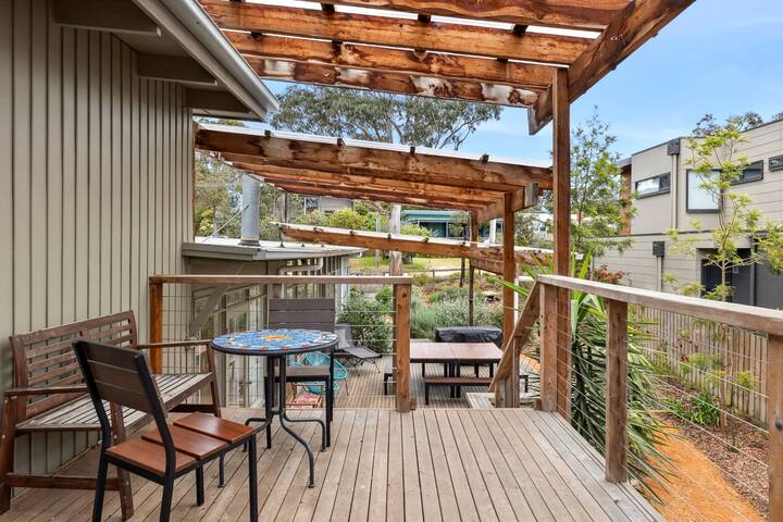 Mawson Hideaway I Pet Friendly I Walk to Shops gallery image 3