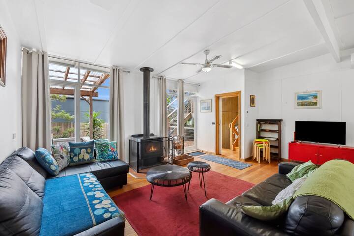 Mawson Hideaway I Pet Friendly I Walk to Shops gallery image 4