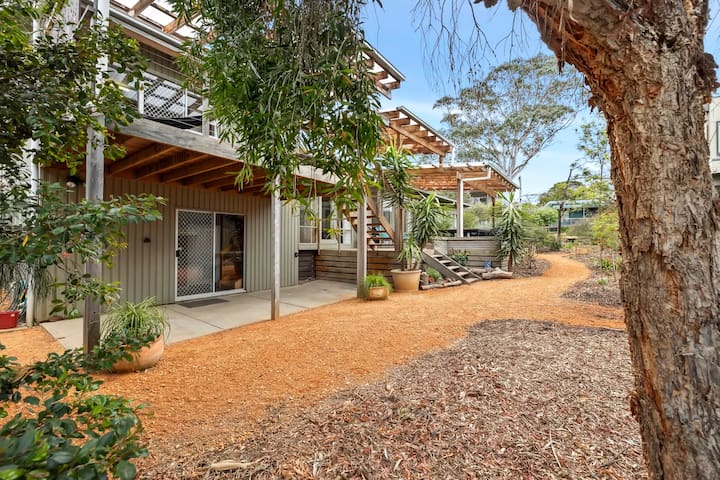 Mawson Hideaway I Pet Friendly I Walk to Shops