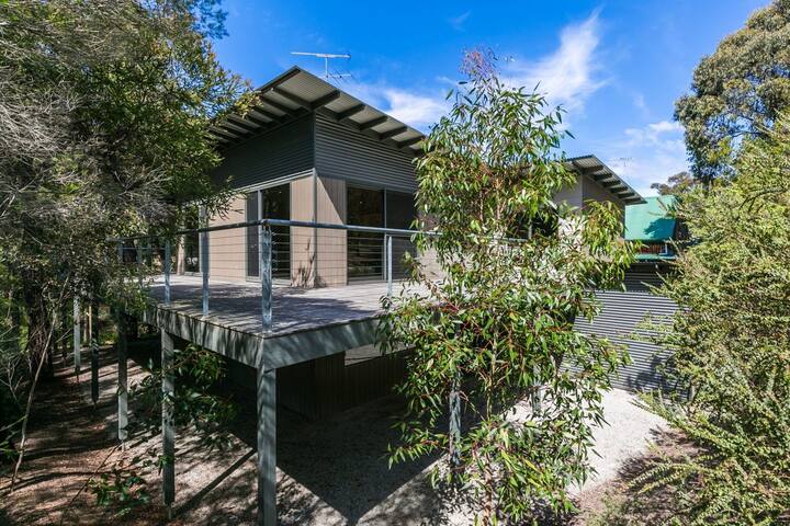 Seaside Delight I Walk to Beach I 2 Living Rooms