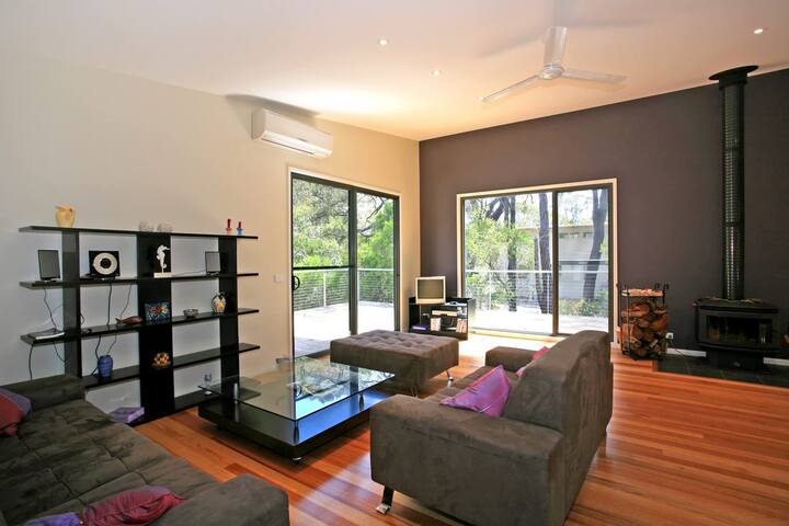 Seaside Delight I Walk to Beach I 2 Living Rooms gallery image 4