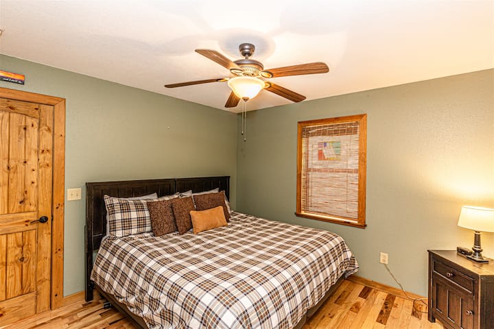 მყუდრო საძინებელი მთაში მდებარე ლოფტის ტიპის ხის სახლში, სადაც არის 183×224 სმ ზომის საწოლი და ხის თბილი მოპირკეთება.