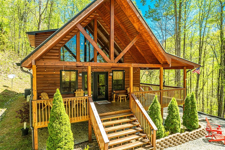 Mountain Loft | Private Smoky Mnt Cabin w/ Hot Tub - Cabins for