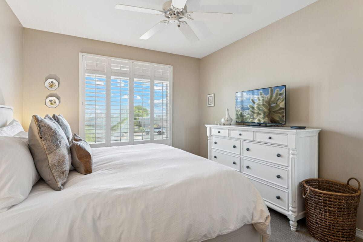 Vychutnajte si zábavu, jasné osvetlenie a množstvo úložného priestoru s drevenou komodou