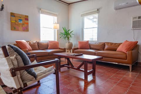 Casita Blanca - Centrally Located 3 Bedroom Home