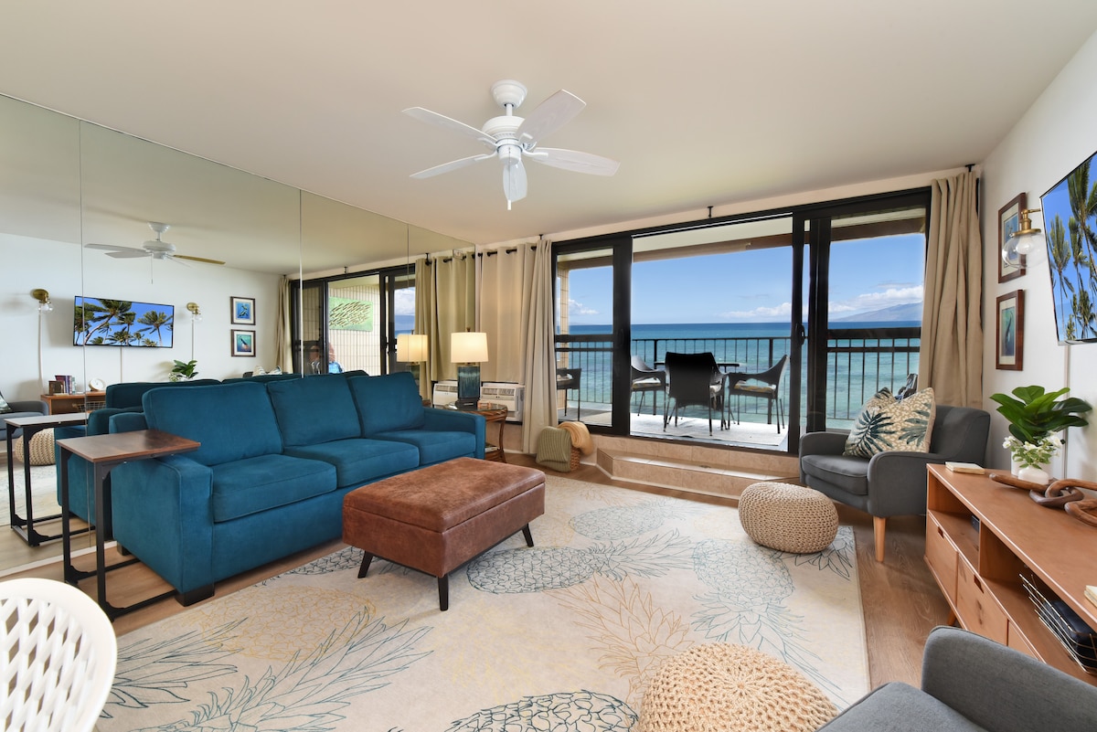 غرفة معيشة واسعة مع أريكة للنوم وإطلالات على الشرفة، مثالية للاسترخاء أو استيعاب ضيوف إضافيين