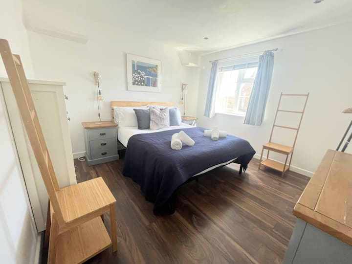 Lovely apt with parking, walking distance to beach Flats for Rent in