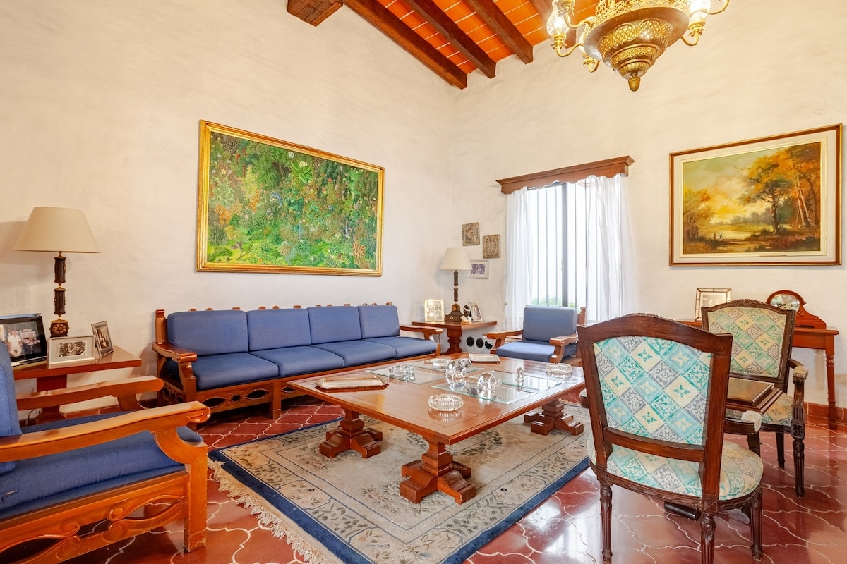 Anuncio de Airbnb popular: Spacious and Amazing Colonial House amazing pool en Cuernavaca
