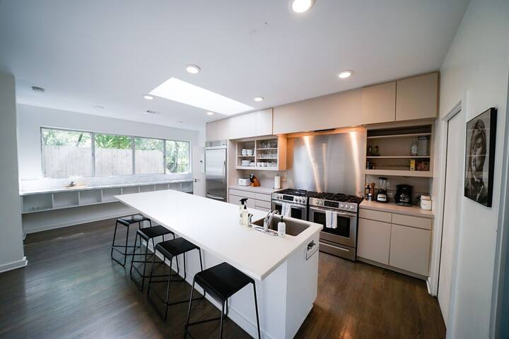 Minutes to Zilker Park + Pool – Modern Elegance! gallery image 3