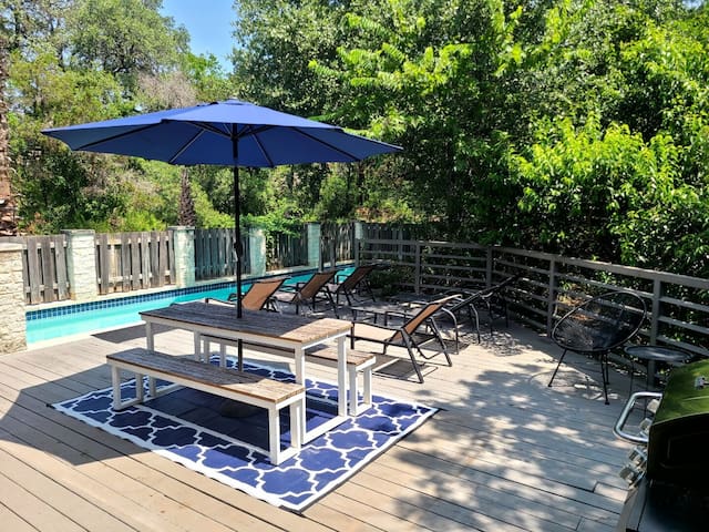 Minutes to Zilker Park + Pool – Modern Elegance!