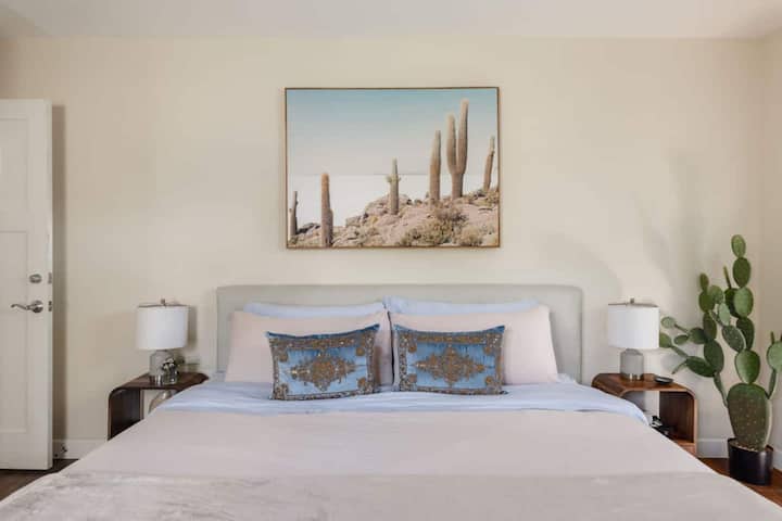 Find happiness in our plush king bed featuring a medium firmness Beautyrest mattress wrapped in organic bamboo & linen Quince bedding. Enjoy direct access to the garden and an extensive collection of National Geographics to peruse in bed.
