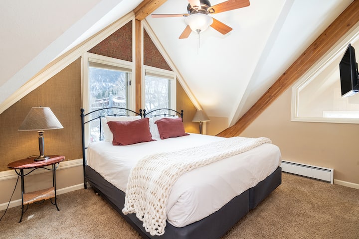 Second floor king/twin bedroom features pool views - the king bed can be converted from king to twins upon request.
