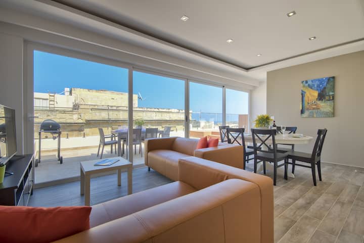 Valletta Harbour Views Penthouse With Jacuzzi - Malta