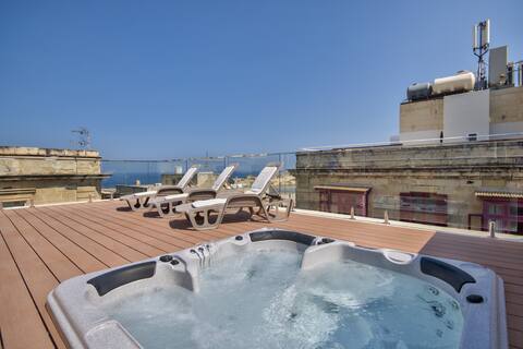 Valletta Harbour Views Penthouse with Jacuzzi