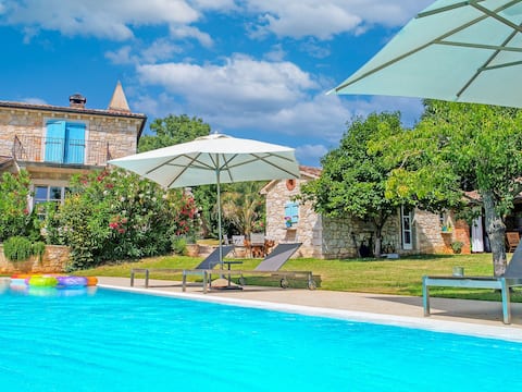Popular Airbnb listing: Hibiskus by Interhome in Brčići