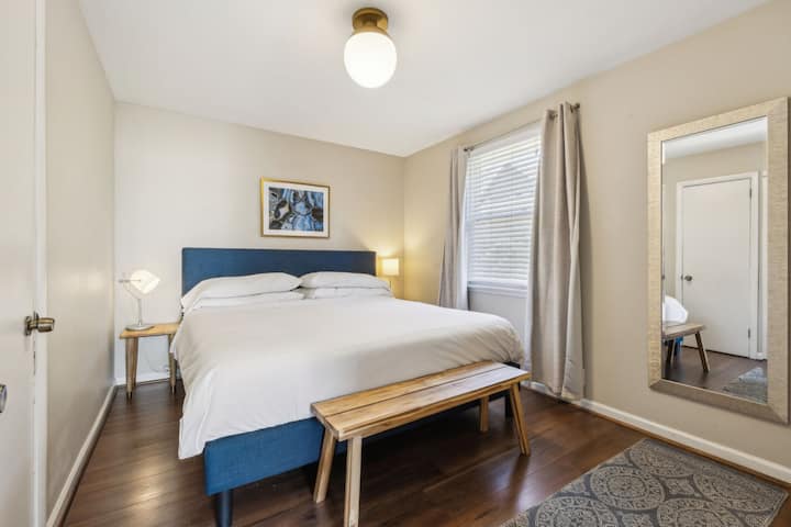 غرفة نوم بسرير كبير 1