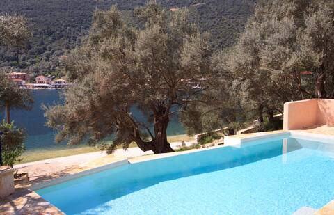 Villa Amoudia - Luxury Villa right on the beach