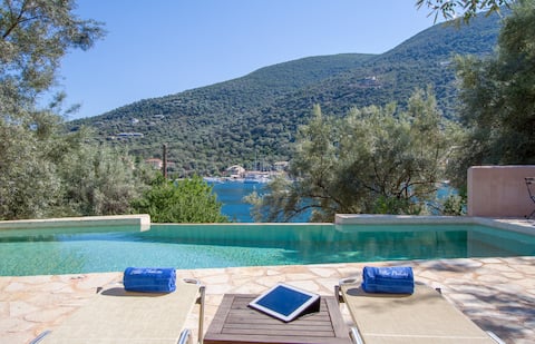 Villa Amoudia - Luxury Villa right on the beach