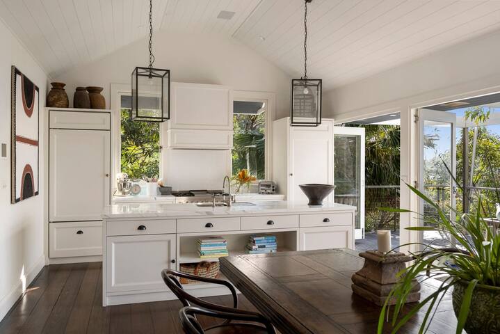 Freya by Palm Beach Holiday Rentals gallery image 5